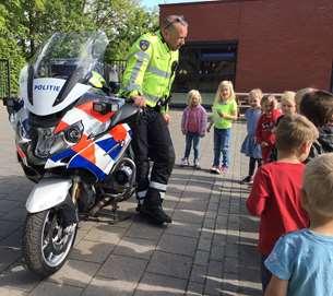 Renske: ik weet nu dat de politie ook kogels heeft en dat wanneer de politie de handboeien achter heeft bij de boeven dat hij dan het pistool achter doet.