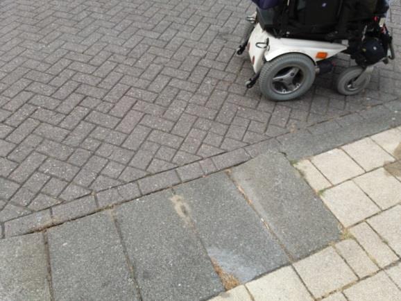 Door de aanwezigheid van de straatkolk wordt het instappen voor een gehandicapte