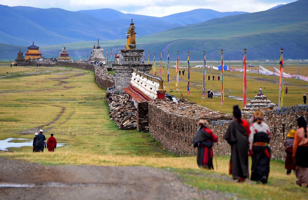 In de negende en tiende eeuw toen Boeddhisme in Centraal Tibet werd vervolgd, fungeerde Oost Tibet als een toevluchtsoord voor monniken en leraren en werden daar vele teksten veiliggesteld.