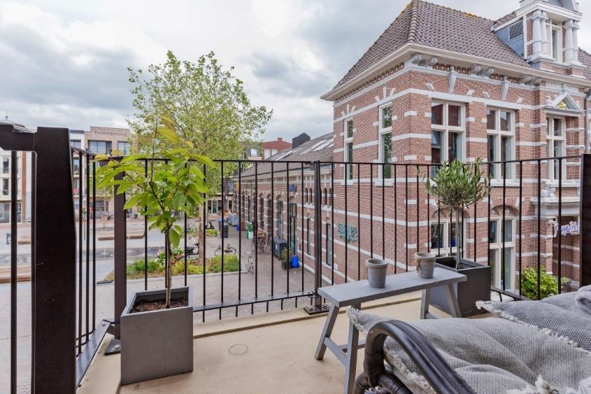 Het balkon aan de Hooftstraat beschikt over fijne afmetingen en biedt een levendig en leuk uitzicht op