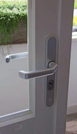 punten. In gesloten stand is de deurkruk vanaf de paniekzijde altijd bedienbaar en ontgrendelt het slot. Alle schoten worden op dat moment in één keer ingetrokken.
