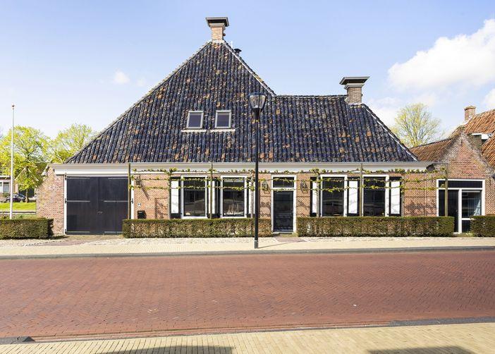 Bijzonder voor Friesland is dat het een stolpboerderij betreft met een dwarsgeplaatst, behouden gebleven, voorhuis.