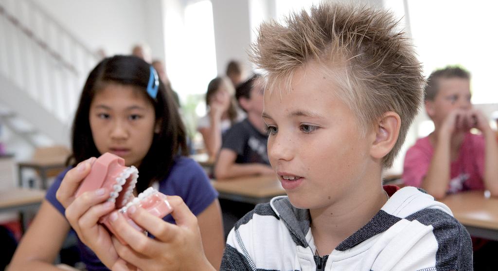 Dat het uitmaakt wat je eet en drinkt, hoeveel, hoe vaak en hoe (manier) Dat je tanderosie zelf niet kunt zien en dat de tandarts het ook moeilijk kan ontdekken. Pas als het aan de gang is.