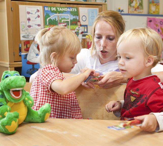 Als er geen aandacht is voor de poster, doe het dan direct voor. Alle stappen die de kinderen op de poetsposter zien, voert u in die volgorde uit op het grote gebitsmodel of op het poetsbeest.