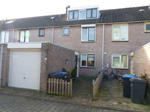 Begane grond: Hal/entree met plavu