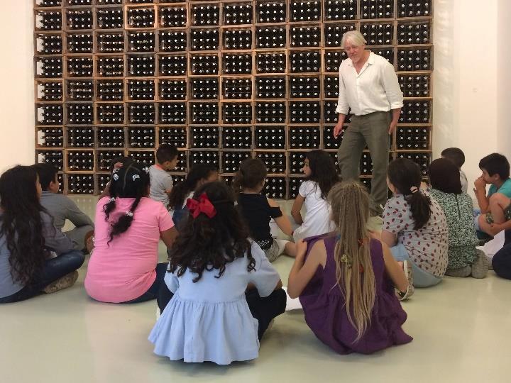 De Wlf Brinkman methde ver maatschappelijke thema s en de geschiedenis van Schiedam. Vr leerlingen maken we daarbij prgramma s, in de klas, de museumzalen en in ns atelier.