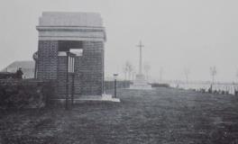 2.2 ONTWIKKELING VAN DE BEGRAAFPLAATS 2.2.1 Interbellum periode Op het einde van de jaren 20 werd een omheiningsmuur rond de begraafplaats opgetrokken en verdween de doornhaag (zie fig. 7).