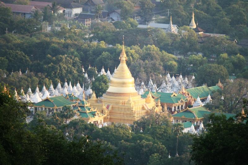 Dag 13 Inlemeer Mandalay Je rijdt naar Mandalay. Het stadsgezicht wordt gedomineerd door de Mandalayheuvel (230 meter).