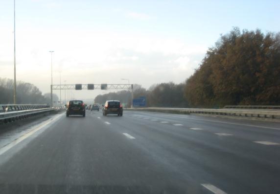 rijdend verkeer tot op viaduct.