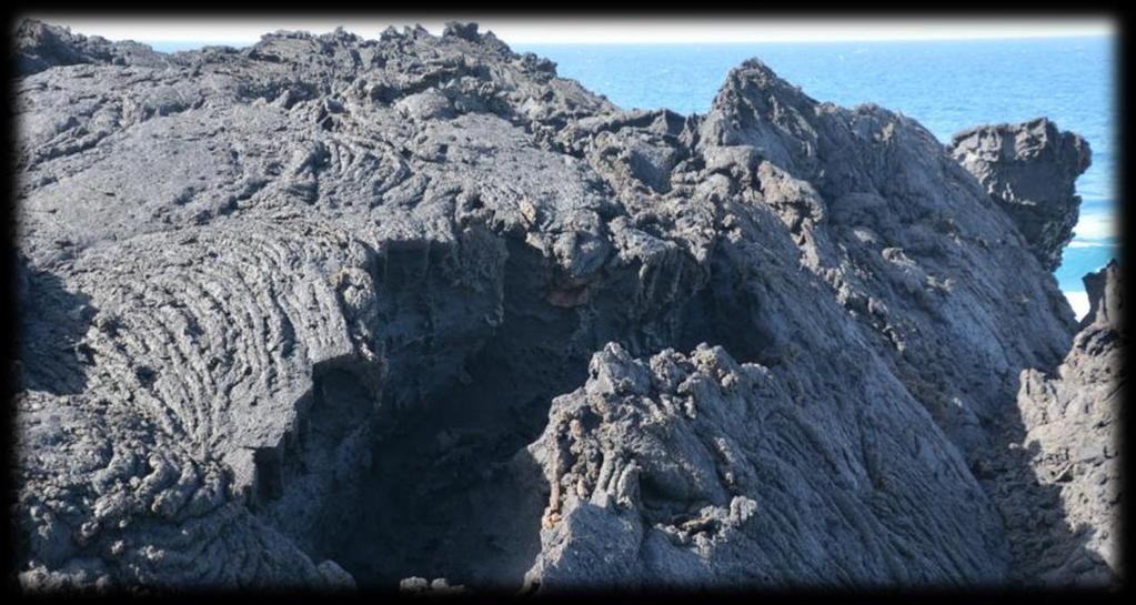 Bij snel afkoelende lava kan er zich een dunne verharde laag op de lavastroom vormen.