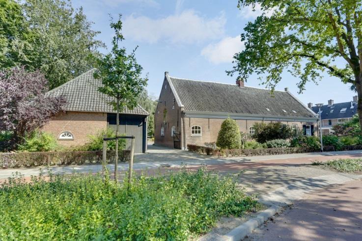 De langgevelboerderij is deels door de jaren heen gemoderniseerd en deels in de oude staat. Modernisering is wenselijk.