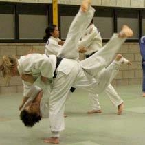 sport/bewegen judo Tijdens deze cursus maak je op speelse wijze kennis met enkele judotechnieken: valbreken, worpen en houdgrepen. Judo is ontwikkeld vanuit het Jiu Jitsu.