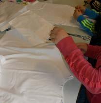 beeldend/creatief kleding maken De being is dat de kinderen kennis maken en werken met: mode- en patroonbladen naai- & lockmachines (stel ik zelf ter beschikking) fournituren (naalden, spelden,