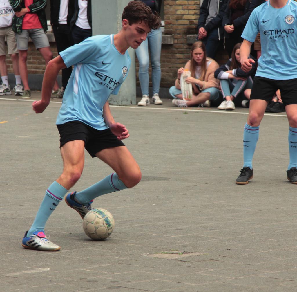 Sport op school Als school willen we de leerlingen aanmoedigen om zoveel mogelijk te bewegen tijdens de pauzes: voetballen,