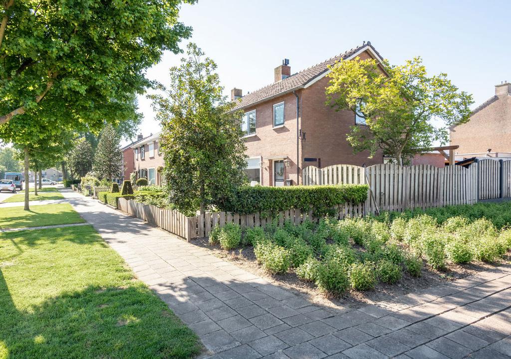 Locatie en ligging De woning is rustig gelegen aan de Graaf van Hornelaan, met aan de overzijde seniorenwoningen.