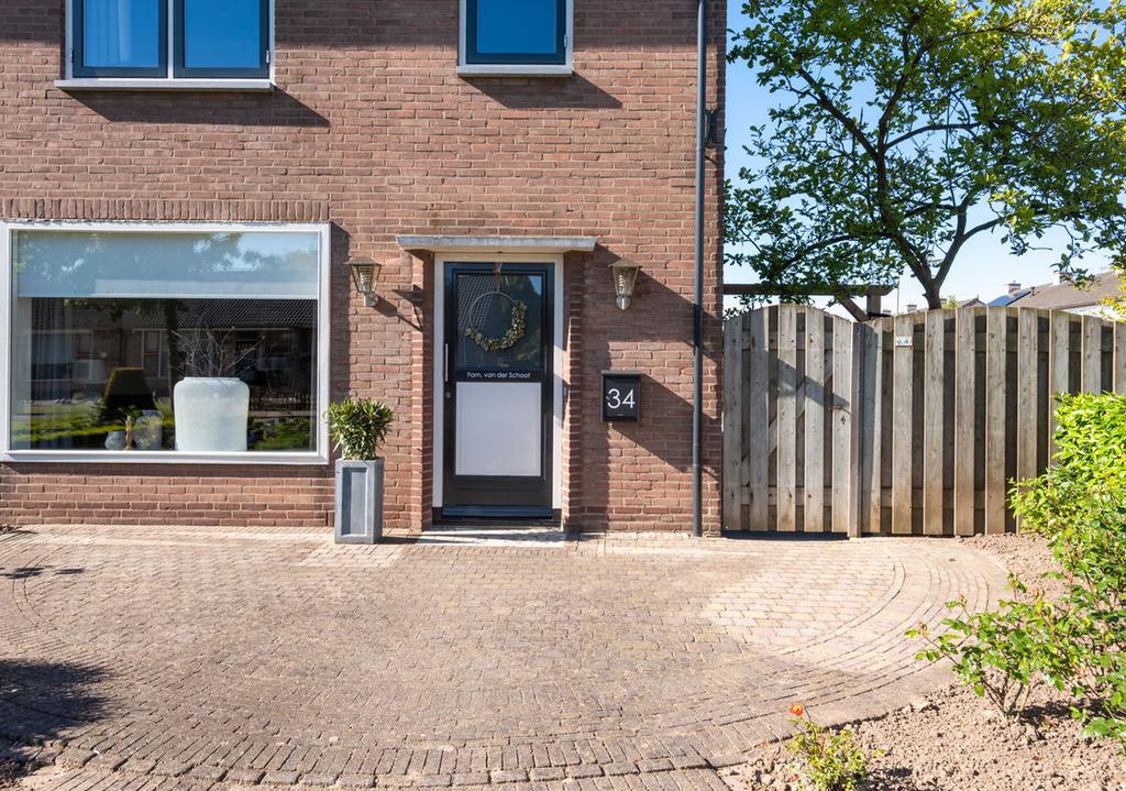 Over de woning Deze goed onderhouden en instapklare hoekwoning is gelegen aan een brede, ruim ingerichte laan en heeft op de begane grond een uitbouw, waarin de keuken is gesitueerd.