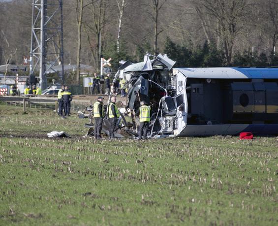 Het leiden van een crisisvergadering wijkt af van gewone vergaderingen vanwege stress, tijdsdruk, impact, samenstelling van het team en de grote mate van onzekerheid.