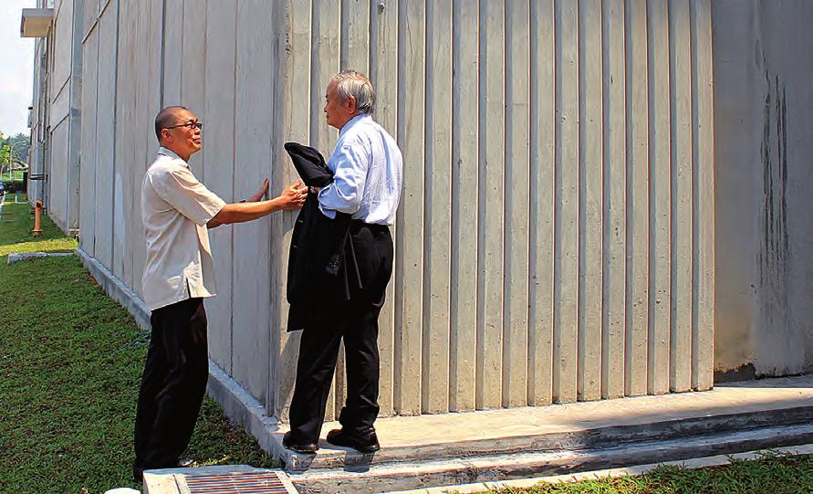 Prof. Higa rapporteert bij een bezoek aan de EM-ecostad in Singapore ondanks de grote hitte de betonnen muren de warmte niet opsloegen, maar koel