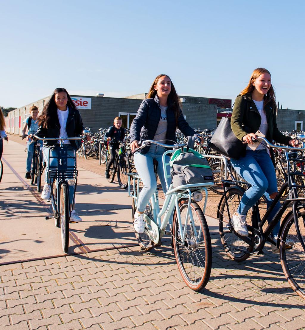 Voorwoord Beste ouders/verzorgers, De zomervakantie staat voor de deur en dat betekent dat binnenkort de schoolboeken worden ingeleverd en dat de schriften, pennen en de schooltas in de kast belanden.