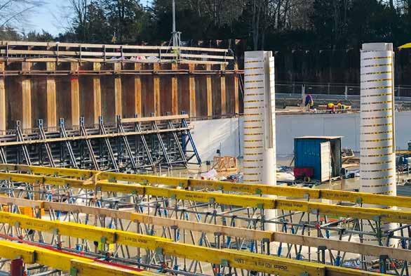 Aan- en afvoer van materialen en materieel worden zodanig georganiseerd dat de veiligheid voor de omgeving gewaarborgd blijft.