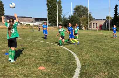 DIVAS KVK NINOVE JEUGD IN VOLLE GROEI DIVAS U10 aan de slag in hun gewonnen wedstrijd (6 4) tegen de U10 van AA Gent Ladies.