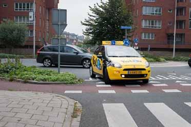 Kijk de zijstraat (eerste afslag op de rotonde) in vóórdat je de zijstraat voorbij gaat. Ter hoogte van de helft van deze afslag zet je de knipperlicht naar rechts aan.