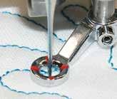 De gesloten, ronde vorm van de naaivoet voorkomt dat garen of stof zich in de voet ophoopt.