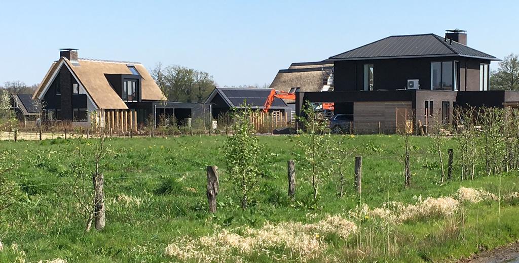 Bouwrichtlijnen De belangrijkste richtlijnen uit het bestemmingsplan zijn: a. Hoofdgebouwen mogen uitsluitend binnen het bouwvlak worden opgericht; b.