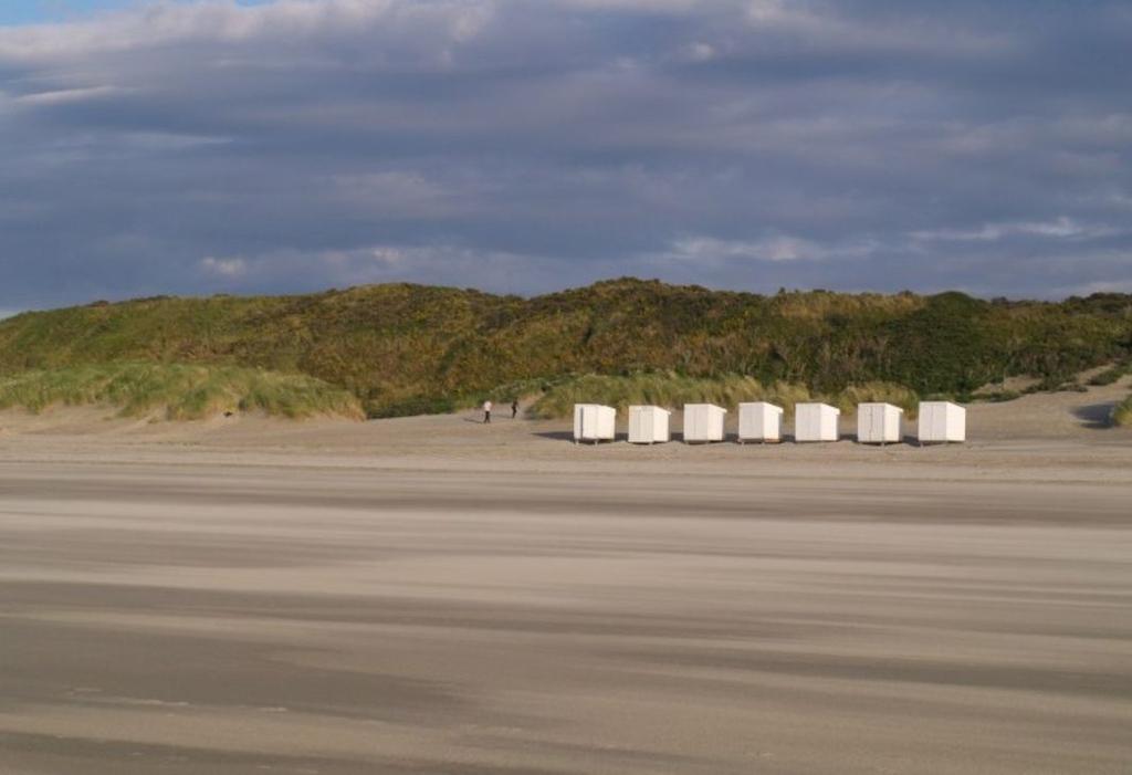 DIRECT aan de duinen mogen wij u aanbieden een fraaie duinvilla op een ruim bemeten perceel van 3349 m2 eigen grond.