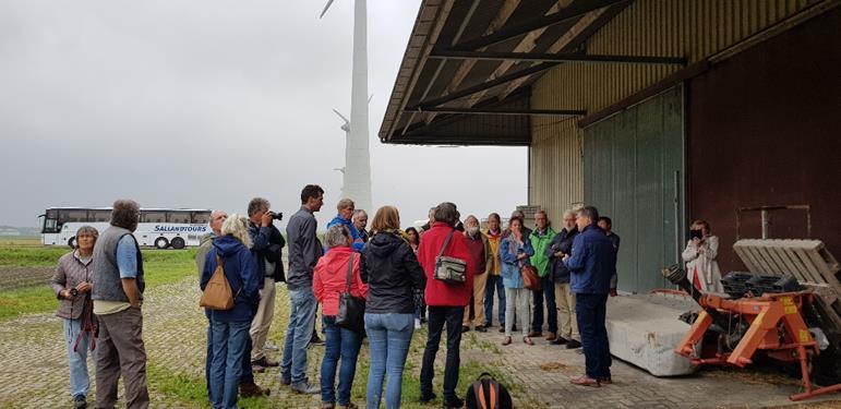 Toelichting van coöperatie Nieuwleusen Synergie in windpark Noordoostpolder Met geluidmeters en toelichting van experts konden de deelnemers de geluidproductie van windturbines op verschillende