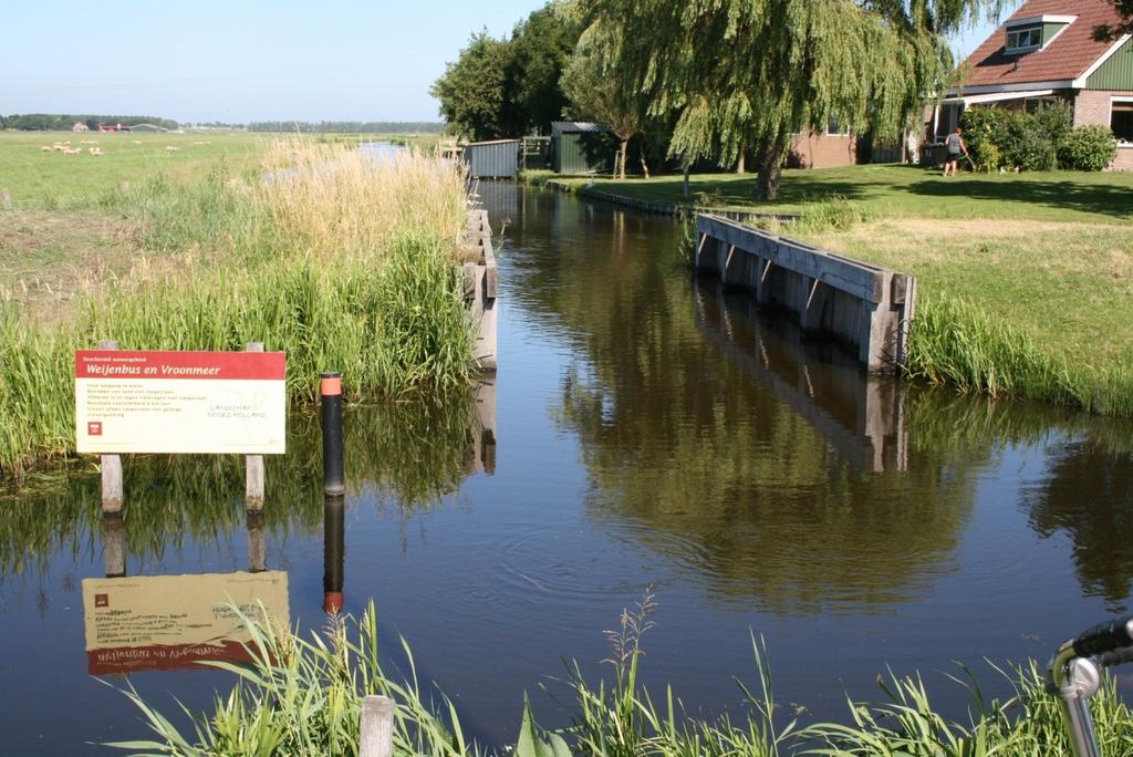 In deze watergang, die de liniedijk onderbreekt, is een houten bouwwerk aangelegd, die als doel had de watergang te kunnen