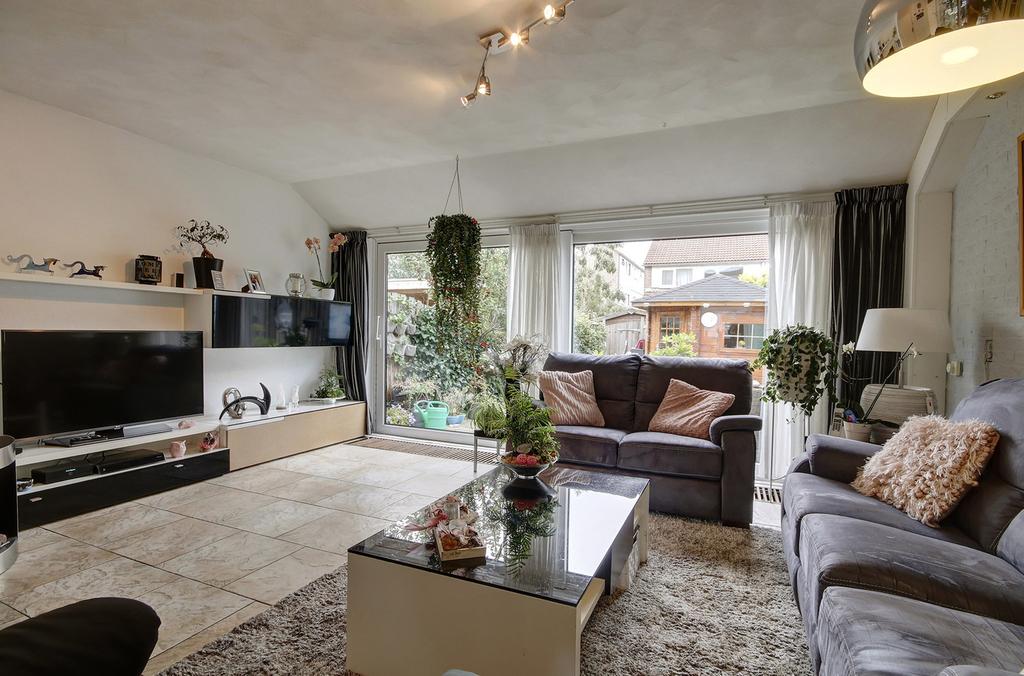 Aan de rand van de Waterwijk, Almere Stad ligt deze woning met drie ruime slaapkamers (voorheen 4)en grote woonkamer. De woning heeft aan de voorzijde een mooi vrij uitzicht.