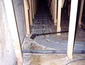 Een jaar later was de kalk nog terug te vinden in de afvoerkanalen in de werkkamers. Voorbeeld van verbouw met werkend ventilatiesysteem. - FOTO 5 4.
