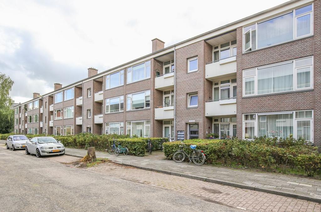 Ligging en indeling Begane grond Bellentableau, centrale toegang met trapopgang en achteruitgang naar bergingen en speelveld.