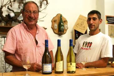 Centre DOMAINE MICHEL GIRAULT Vader Michel en zijn twee zonen Olivier en Anthony zijn de trotse eigenaars van wijngaarden die zich zowel uitstrekken over de appellatiezones Pouilly Fumé als Sancerre.
