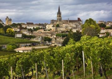 Grote rivieren zoals de Garonne en de Dordogne, die samenvloeien in de Gironde, regelen de temperatuur en zorgen voor een wijngezind klimaat.