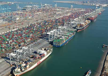 DRAAISCHIJF VOOR UW CONTAINERS MAATWERK VOOR IEDERE KLANT Efficiënte afhandeling van containers, flexibel en duurzaam transport en tal van aanvullende diensten.