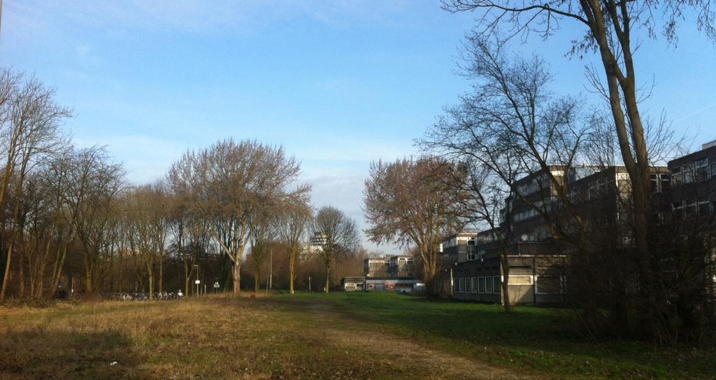 Ten zuiden van de locatie ligt de woonwijk Acteursbuurt, ten oosten kantorenpark Daltonlaan.