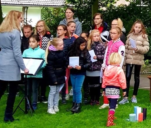 Ook mochten de kinderen kaarsen aansteken. Dit was nog wel lastig omdat het waaide en ze dus telkens uit gingen.