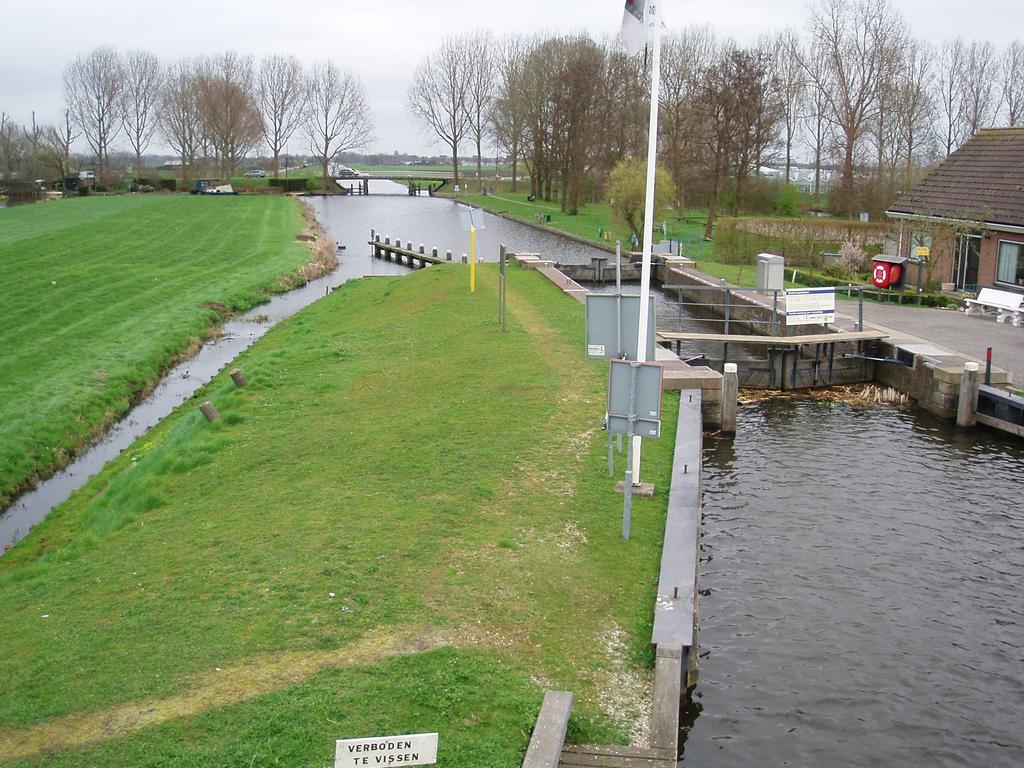 1.2 Locatiebeschrijving (KNA 3.2 LS02) Plangebied Pondskoekersluis ligt op circa een kilometer ten noordoosten van de bebouwde kom van De Hoef.