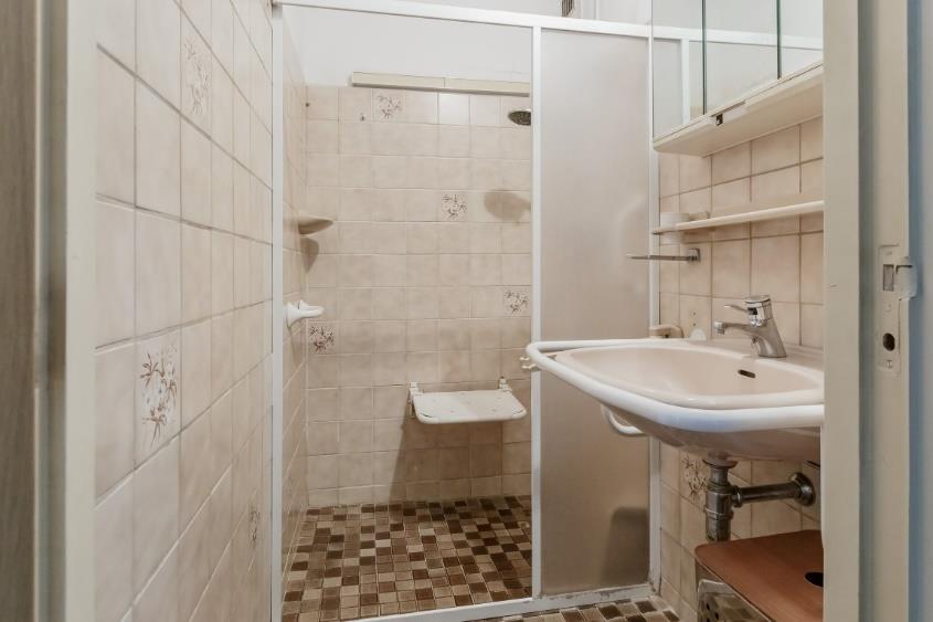 De badkamer en toiletruimte: De badkamer is eenvoudig uitgevoerd en bevindt zich tussen slaapkamer 1 en