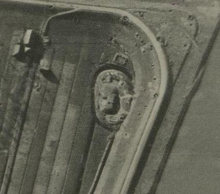Afbeelding 6.10 Luchtfoto van kazemat Vreeswijk Oost in de periode 1943-1945. Bron: http://www.collectie.legerm useum.nl/luchtfoto 4079 RA/1857 24