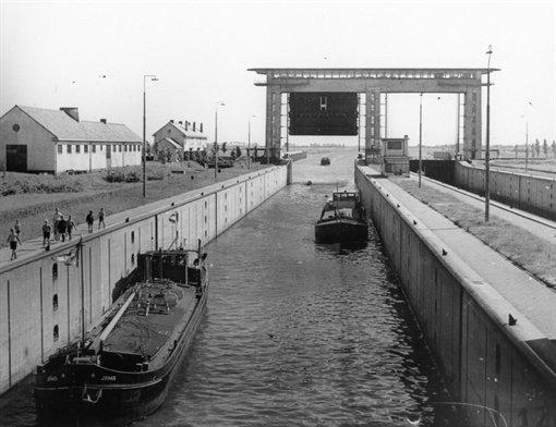Afbeelding 6.13 Gezicht op de Prinses Beatrixsluis in het Lekkanaal bij Vreeswijk, met enkele binnenvaartschepen, 1938-1940. Bron: http://www.hetutrechtsarchi ef.