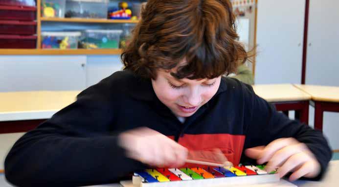 12 Praktijkgerichte vakken Om de leerlingen van het VSO zo goed mogelijk voor te bereiden op de praktijk zijn er praktijkgerichte vakken voor onze leerlingen ontwikkeld, denk aan huishoudkunde,