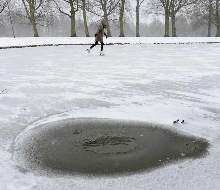 Levensgevaarlijk Wie op onbetrouwbaar ijs gaat schaatsen, is een waaghals en stelt zijn leven in de waagschaal.