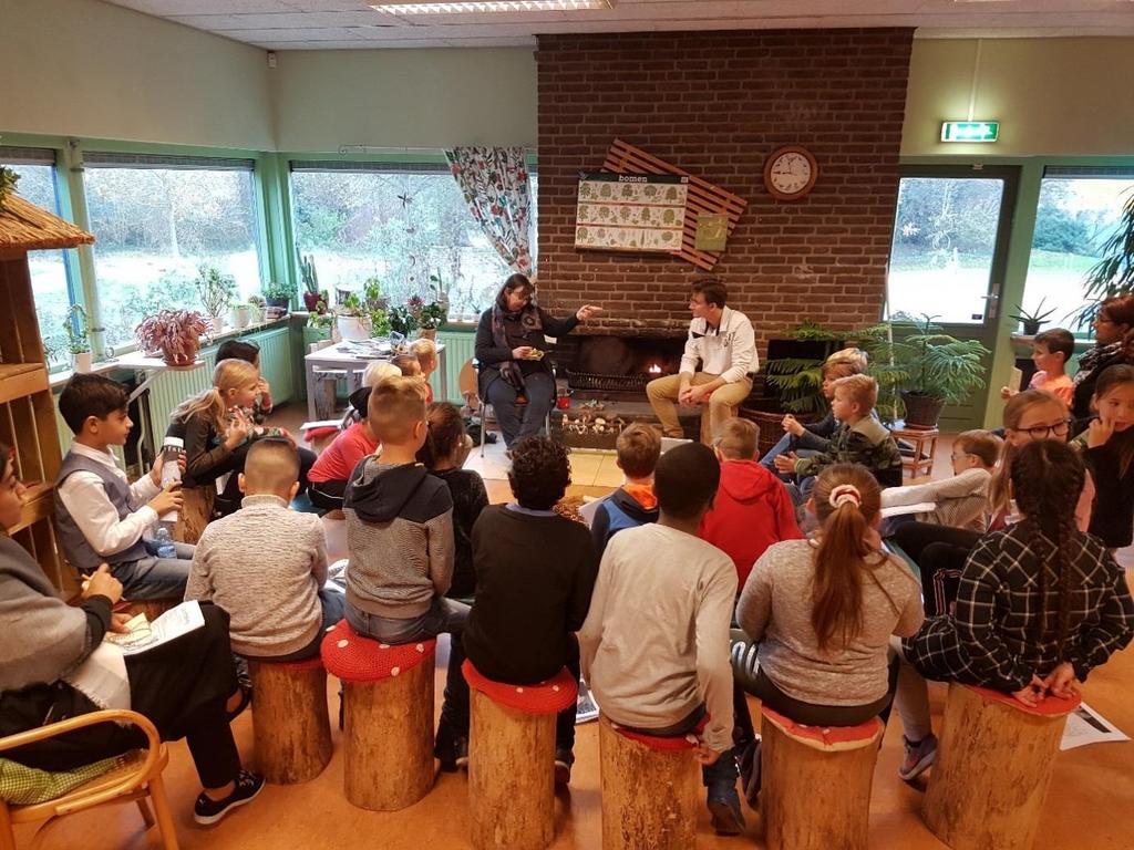 Groep 5 Herfst les groep 5 Gisteren zijn de kinderen van groep 5 naar het duurzaamheidscentrum, aan de Dr.A.Schweitzerdreef, geweest. Daar hebben zij de herfst les bijgewoond van Carla Brouwer.