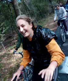 Met de fiets: Zet je fiets in de fietsenstalling van de Bloemenlei. Met het openbaar vervoer: de school is gemakkelijk bereikbaar met het openbaar vervoer www.delijn.