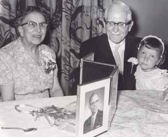 Deze foto is in 1958 gemaakt. Ik ben dan zes jaar oud. Ik sta met mijn opa en oma Schuldt op de foto. Het was hun trouwdag. Ze gaven een groot feest. Iedereen had zijn mooiste kleren aan.