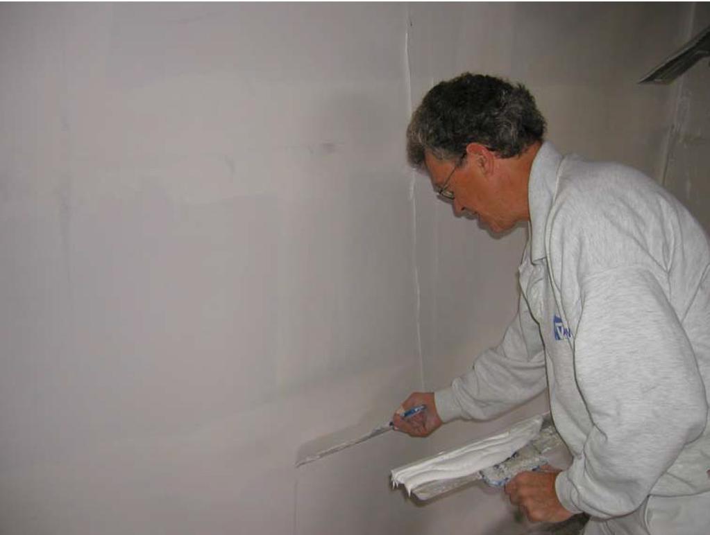 1. Inleiding Een pasteuze kunsthars gebonden pleistersysteem kan worden toegepast voor het behang- of sausklaar maken van diverse ondergronden.