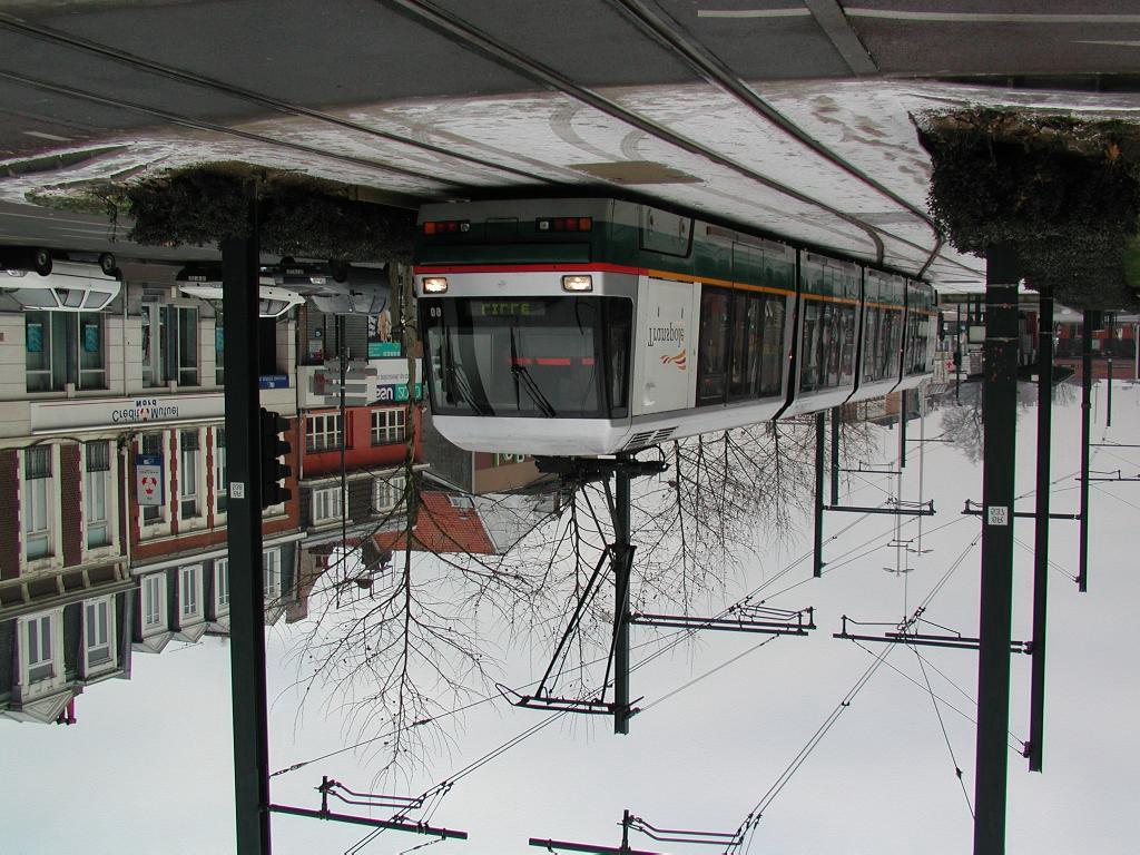 Een tram kan deel uitmaken van het wegverkeer als de trambaan volledig in de rijbaan ligt. Maar een trambaan kan ook vrij liggen of een geheel eigen baan hebben.